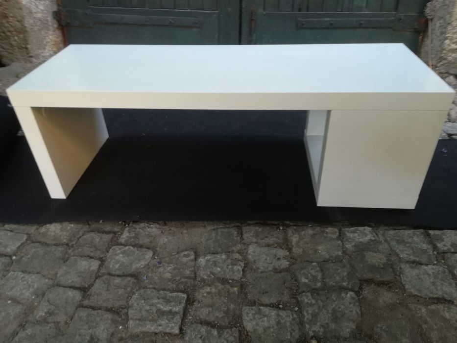 Mesa de apoio para sala de estar, c/ 1,20x0,40x0,40. Em bom estado.