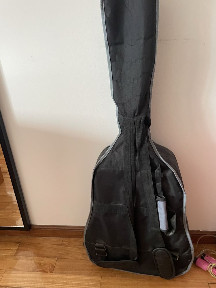 Guitarra usada precisa cordas