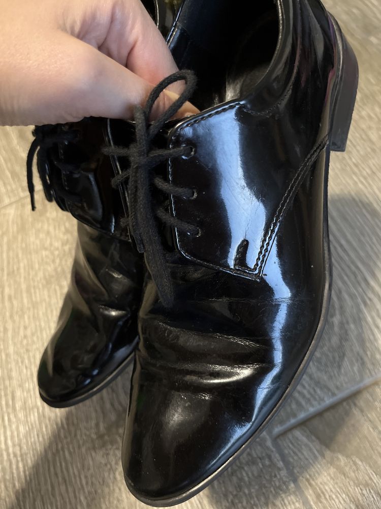 Eleganckie buty chłopięce / komunijne