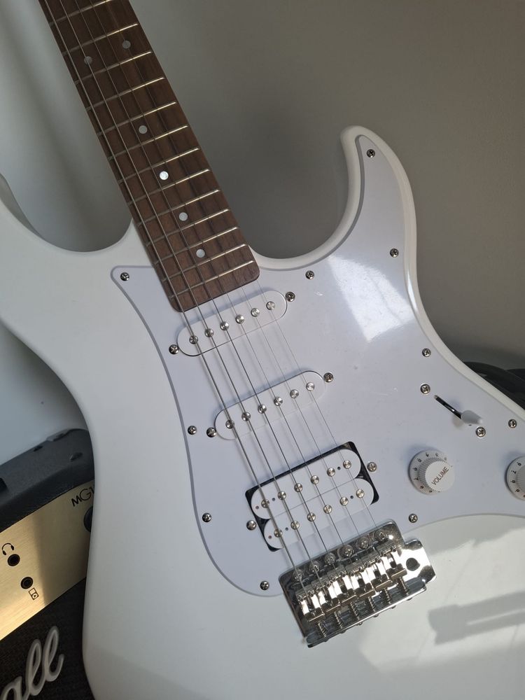 Gitara Yamaha Pacifica 012 + wzmacniacz Marshall MG 15, statyw, kabel