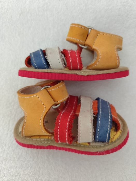 Sandálias/ sapatos bebé tamanho 17 (3-6 meses)