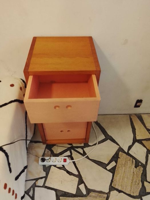 Móvel de 4 gavetas em madeira