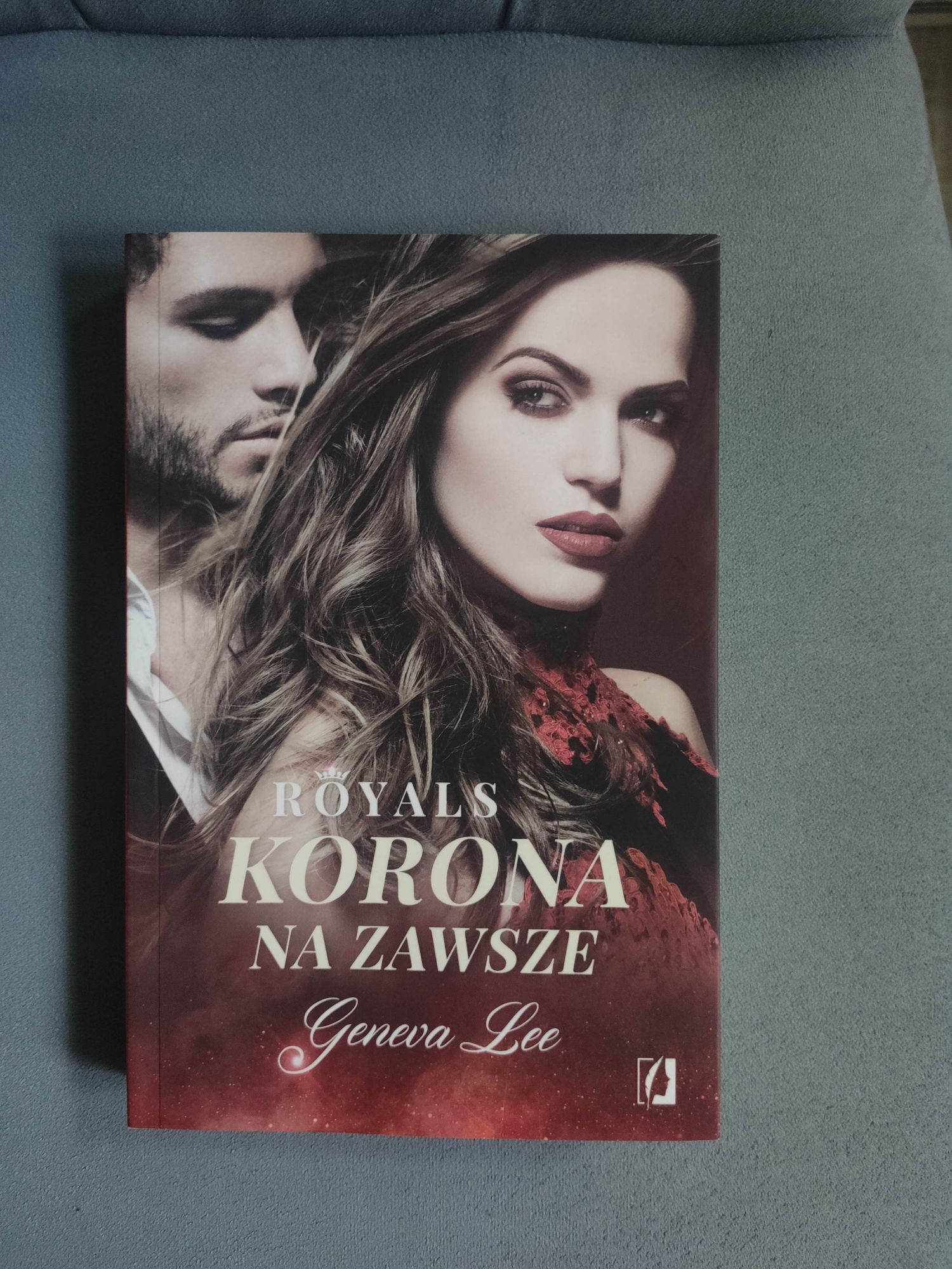 książka romans "Royals. Korona na zawsze" Geneva Lee