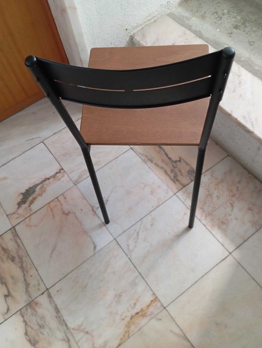 Cadeira IKEA Cor preta tampo castanho