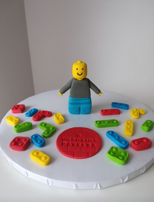 Figurki z masy cukrowej dla fana LEGO dekoracja na tort