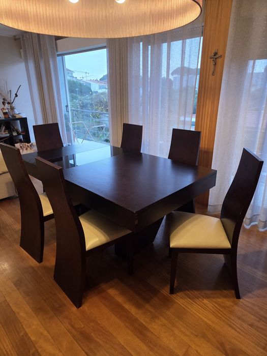 Vendo mesa com cadeiras