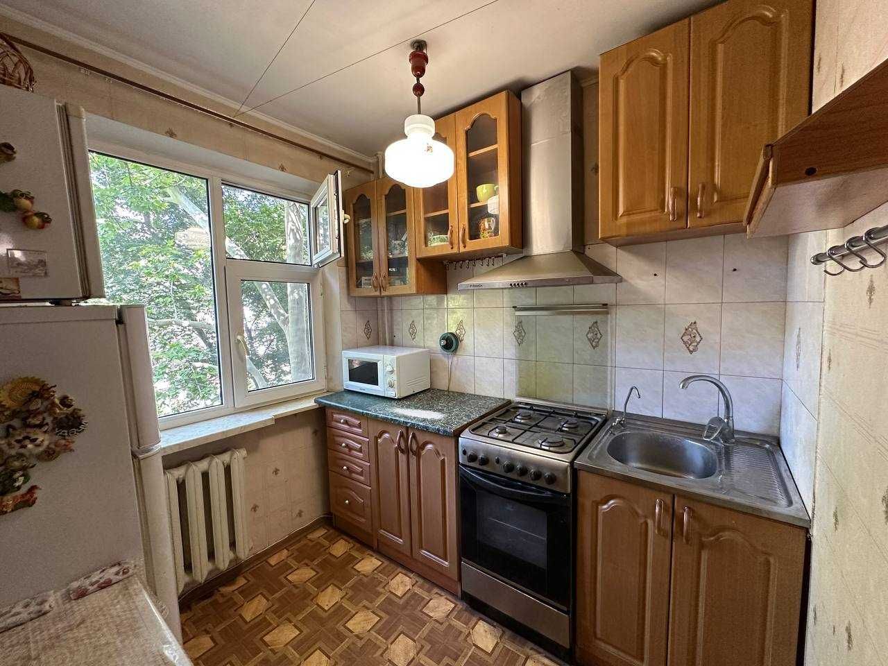 Продаж 2к квартири на Черемушках, середній поверх!