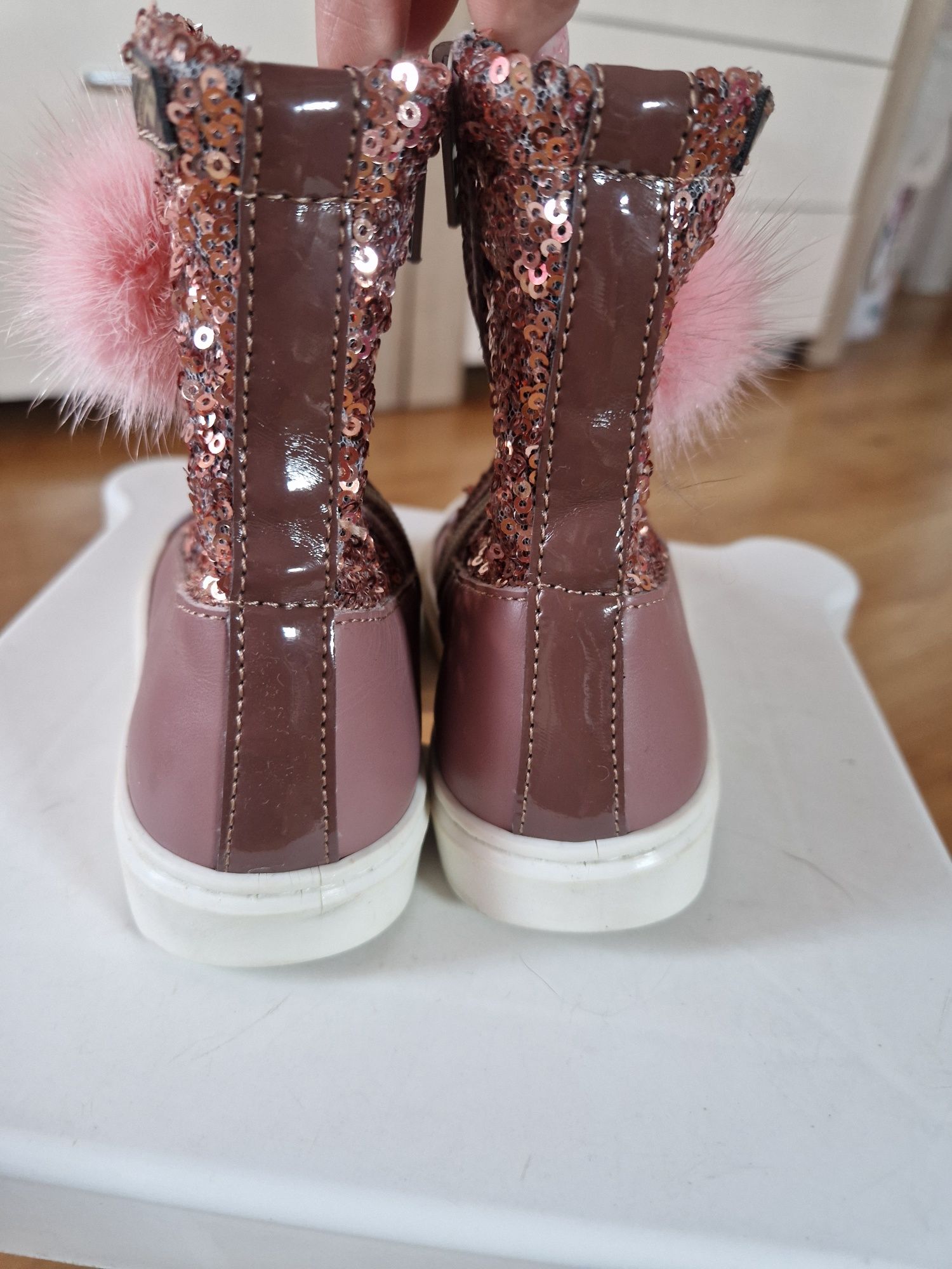 Buty dla dziewczynki r24