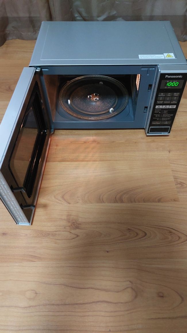 Продам микровалновую печь Panasonic NN-GT264MZPE