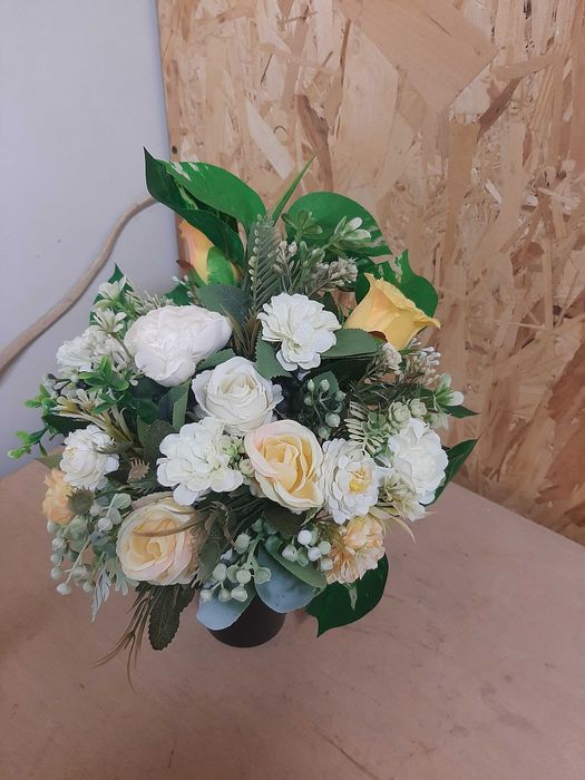 Kompozycja z sztucznych kwiatów na cmentarz