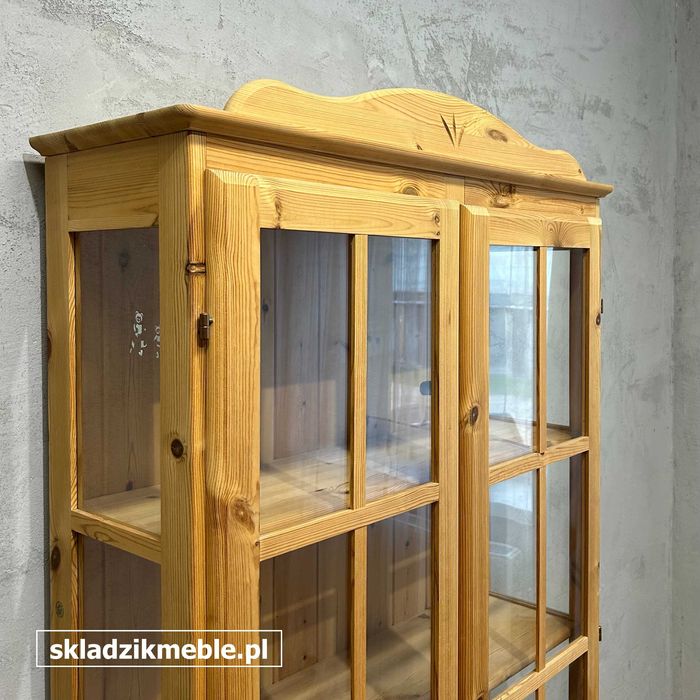 061025 Witryna sosnowa przeszklona, biblioteczka z jedną szufladą.