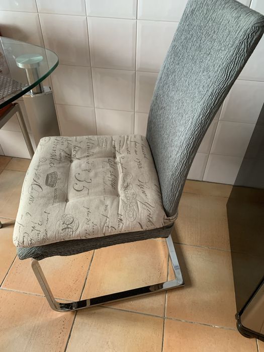 Duas cadeiras modernas