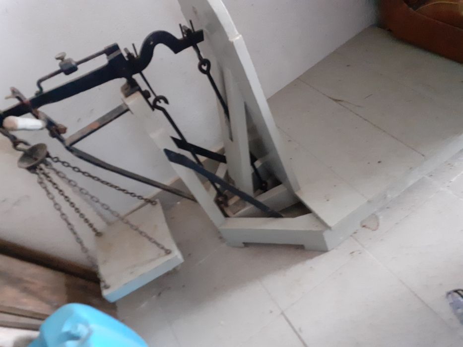 Balança decimal antiga com pesos