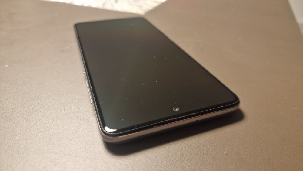 Samsung A51 włącza się i wyłącza po kilku chwilach.