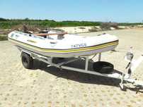 Barco pneumático Zodiac com motor e atrelado