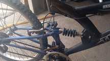 Bicicleta com dois amortecedores