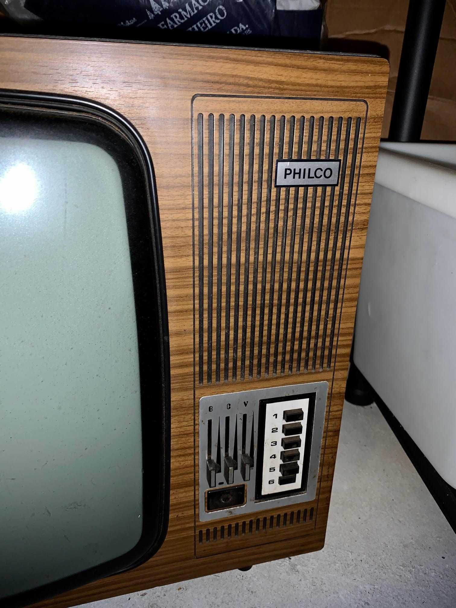 TV antiga PHILCO em madeira boa para decoração