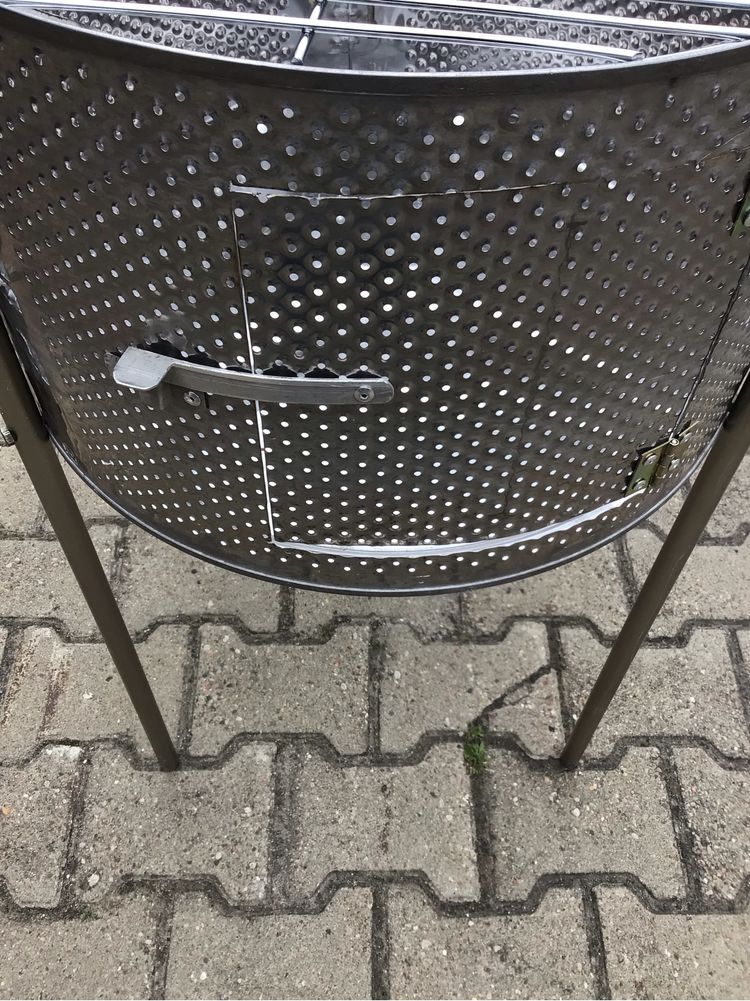 Gril zrobiony z bębna pralki nie rdzewny.