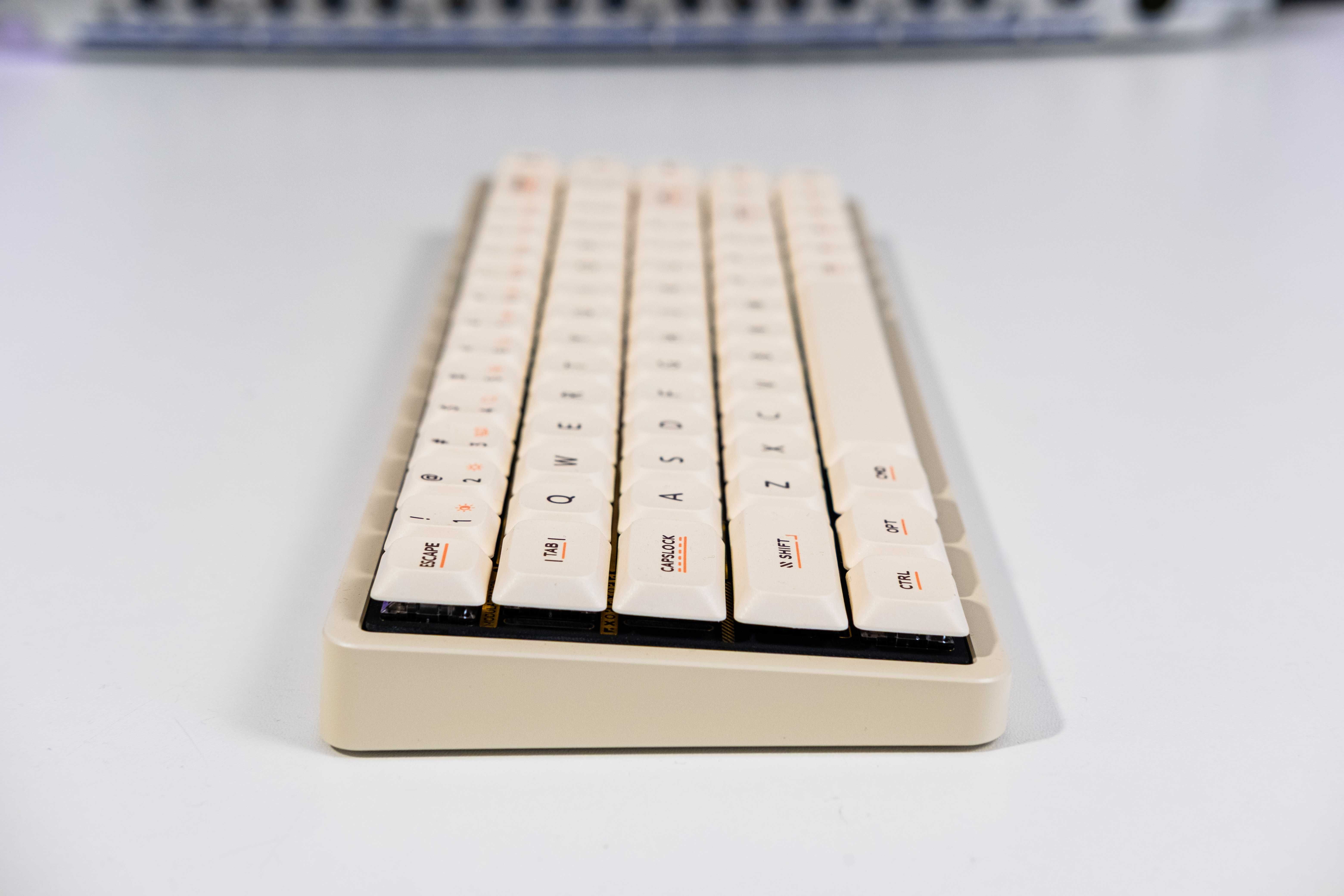 IQUNIX Magi65 MG65 – Niskoprofilowa klawiatura mechaniczna