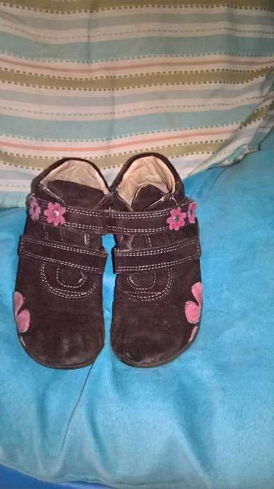 Botas de menina castanhas camurça com flor rosa