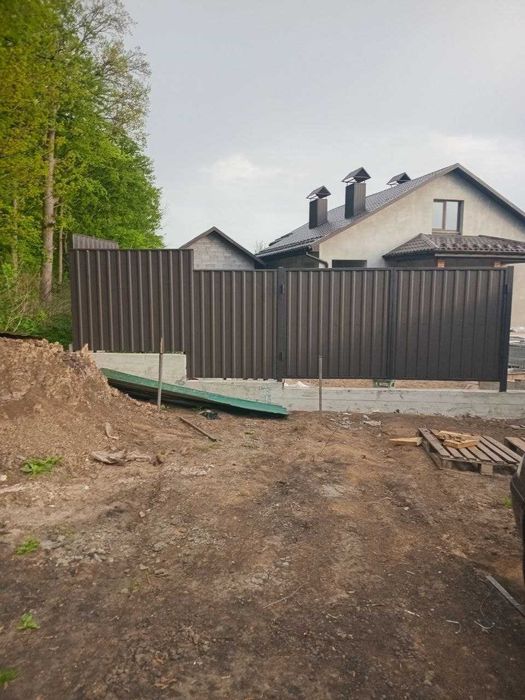 Бригада виконує будівельні  роботи.
Бетонні роботи: фундаменти, паркан