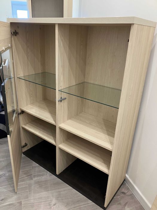 Regał przeszklony zamykane drzwiczkami cichy domyk samodomyk