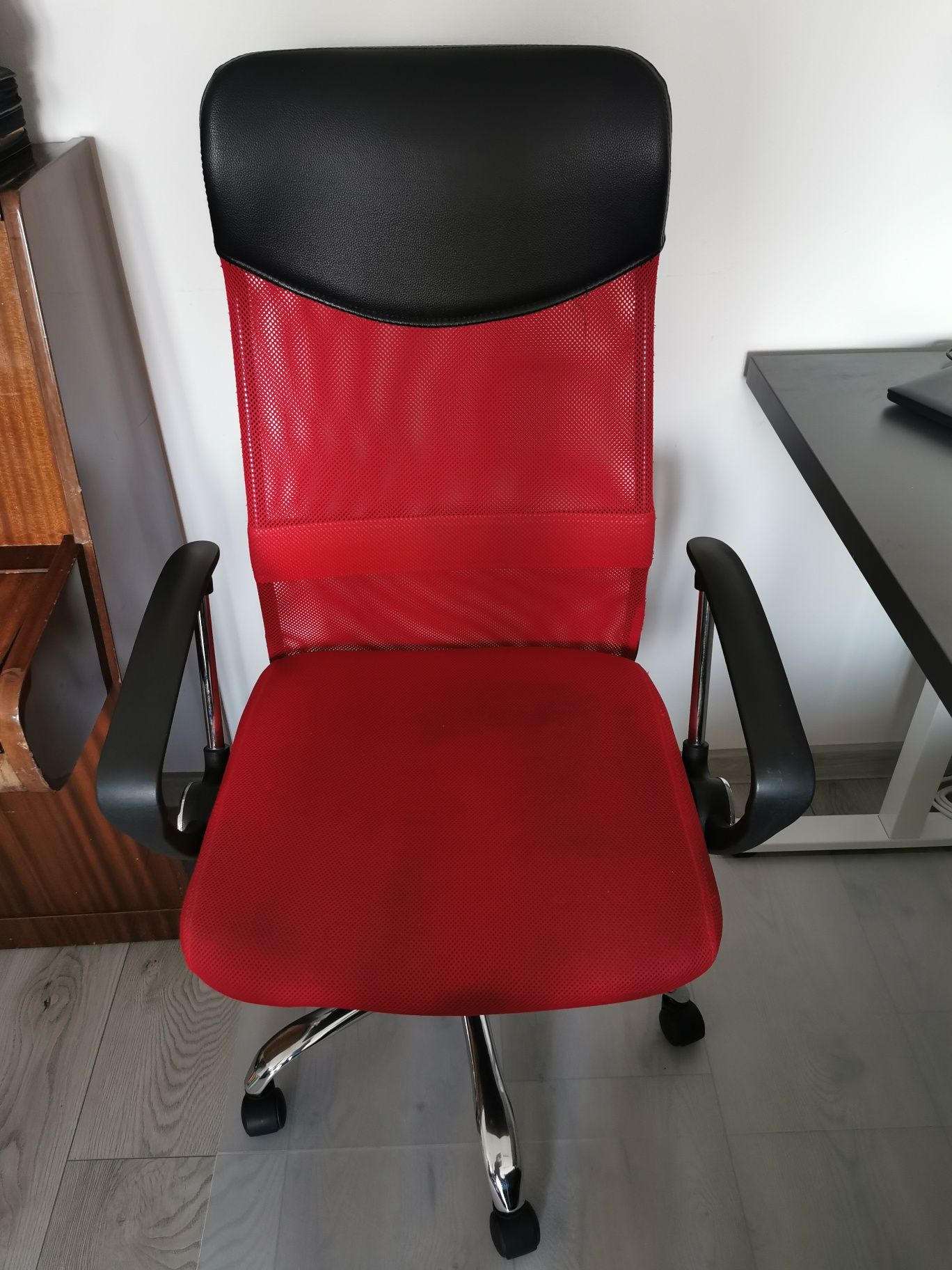 Fotel biurowy czerwony