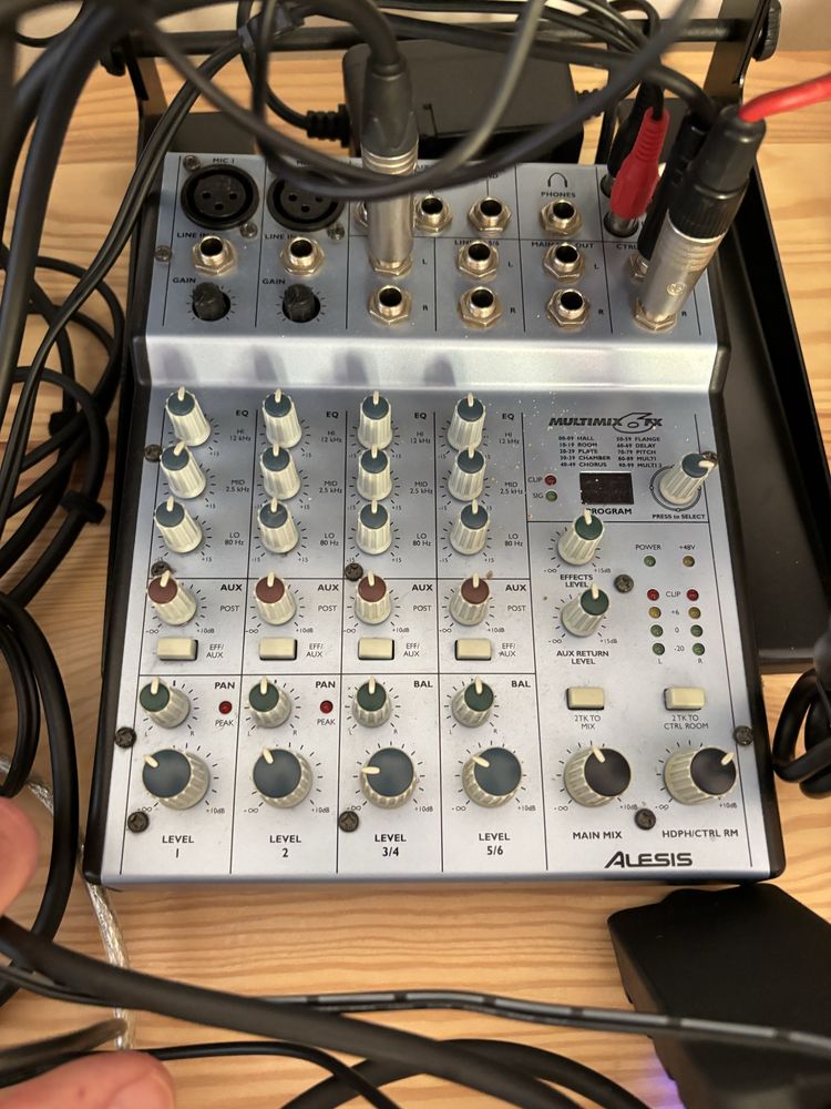 2 Colunas Monitores activos Alesis M1 Active 520 e Mesa mistura Alesis