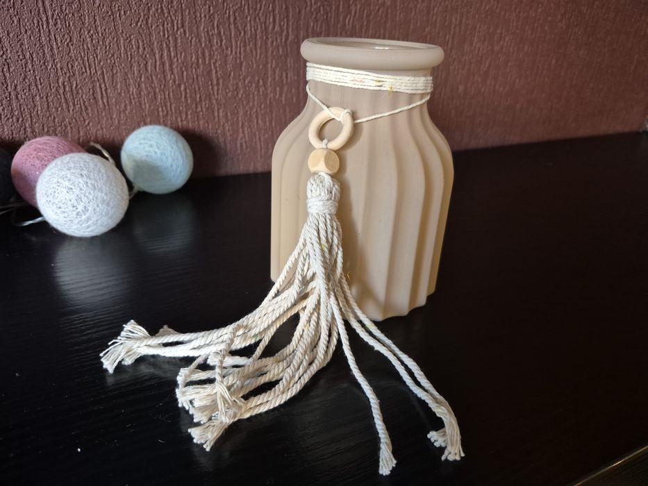 Piękny wazonik, matowe szkło