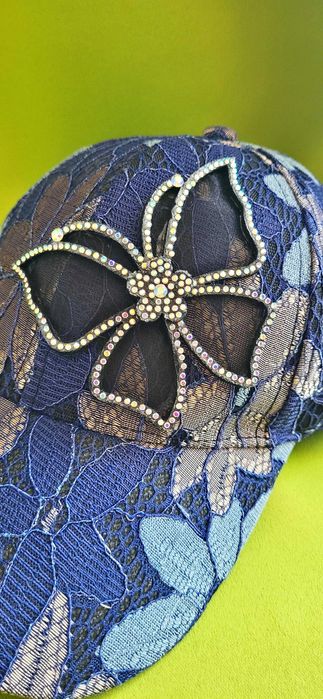 Boné /chapeu de mulher novo, com borboleta