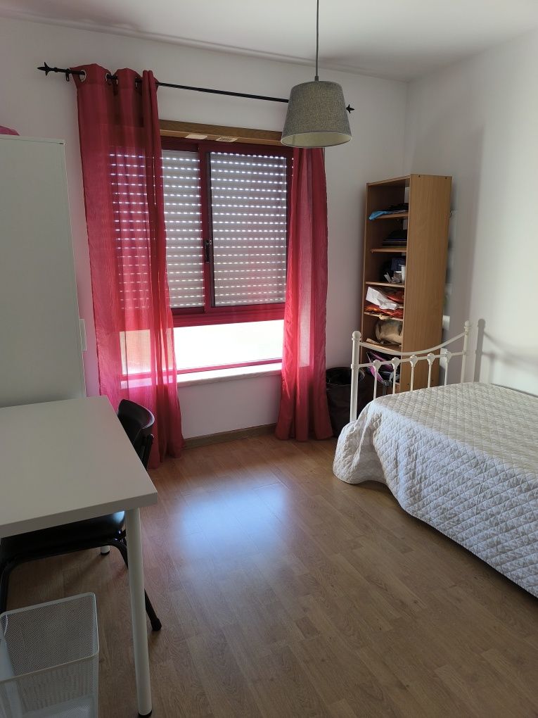 Aluga-se quarto a estudantes junto FCT e Egas Moniz-Monte da Caparica