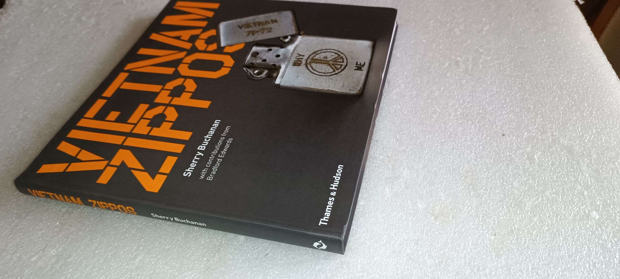 Livro antigo Vietnam Zippos de 2007 por Sherry Buchanan