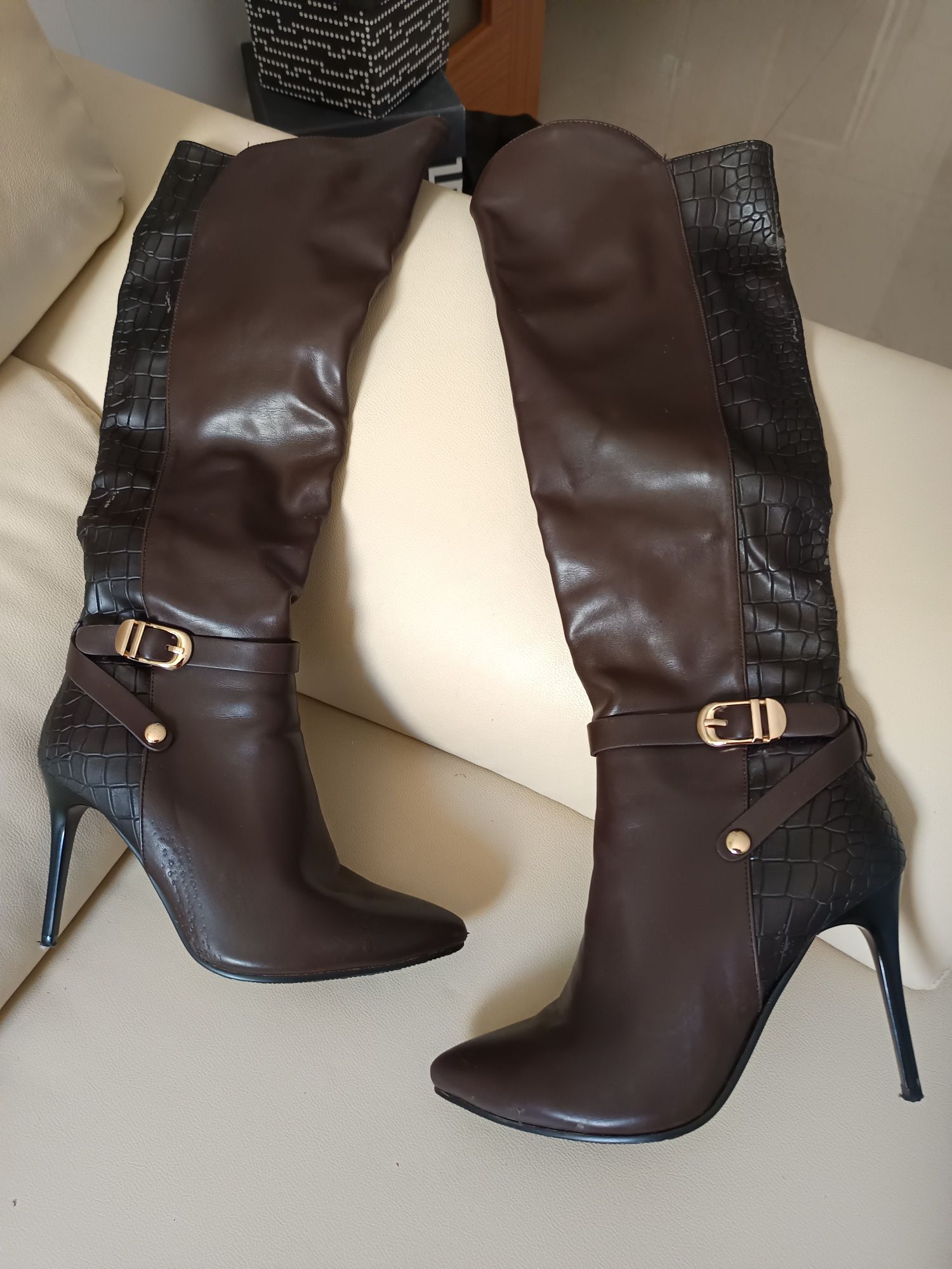 Par de botas cano alto em pele