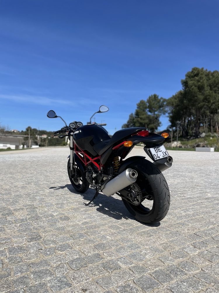 Ducati Monster 695 (TODA ORIGINAL)