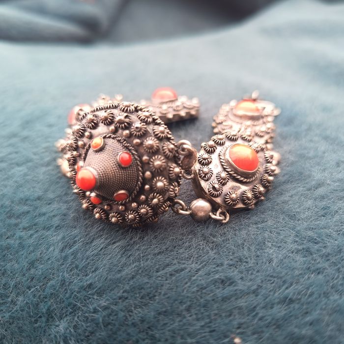 Stara srebrna bransoletka z koralami