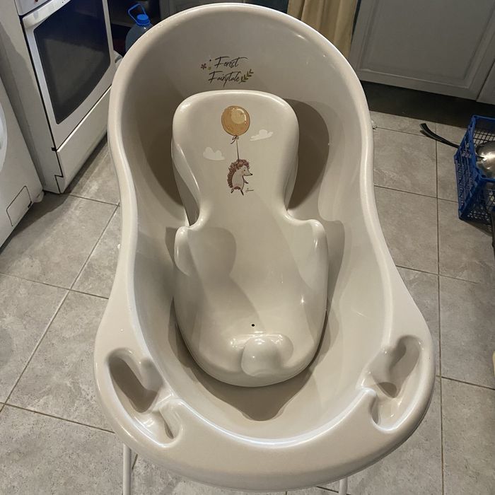 Дитяча ванночка на підставці