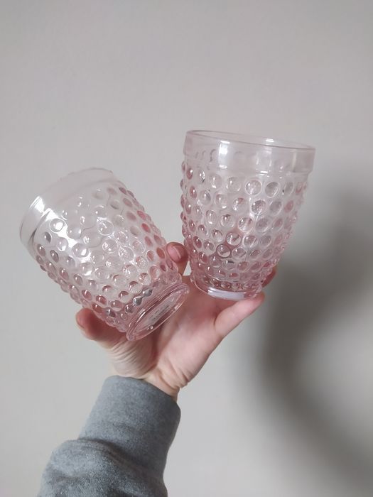 Komplet dwóch różowych szklanek ozdobnych z wypustkami, 300 ml