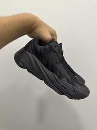 Adidas yeezy boost 700 mnvn triple black rozmiar 40