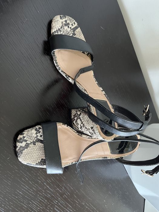 Sandalias pretas padrao animal