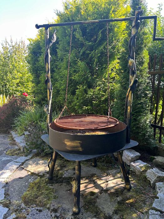 czarny grill ogrodowy węglowy
