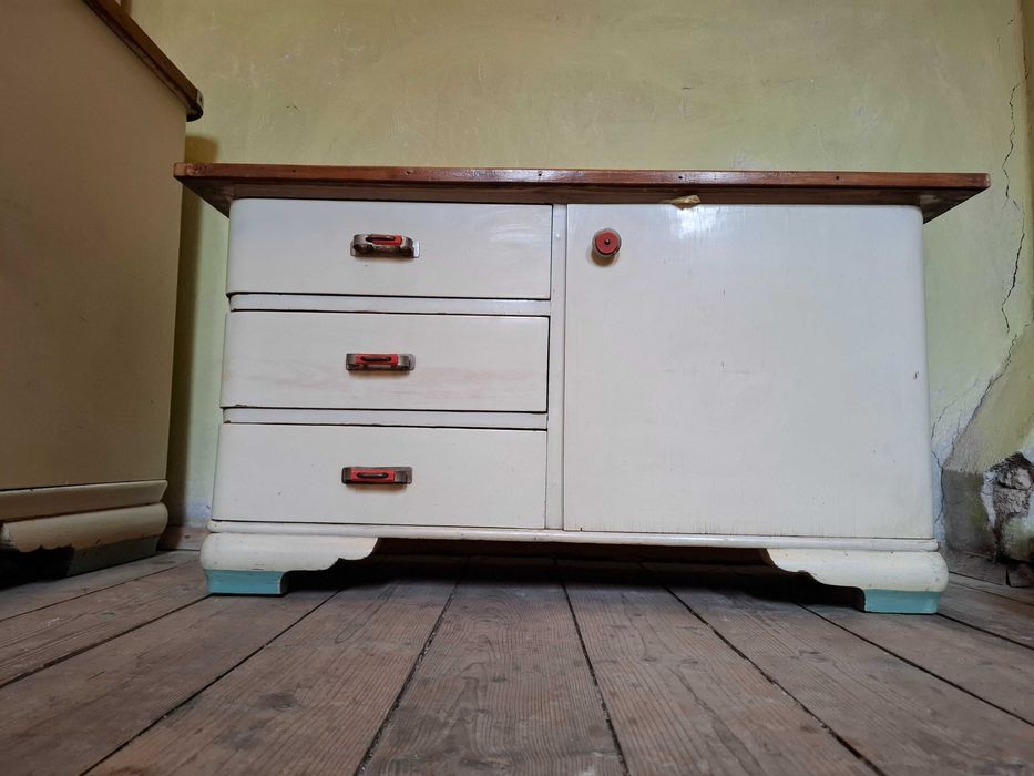 Zestaw mebli kuchennych PRL: kredens, szafka, póła wisząca