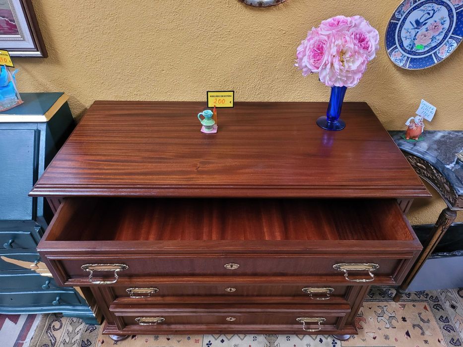 Cómoda em madeira com quatro gavetas - óptimo estado geral