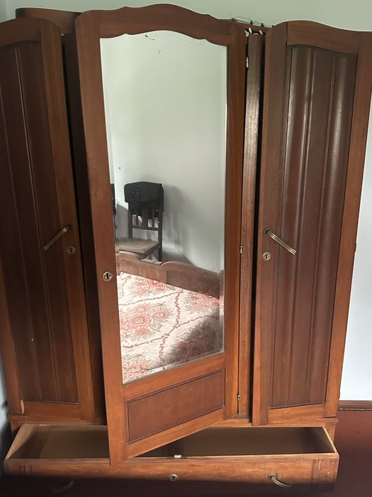 Roupeiro em madeira e espelho na porta