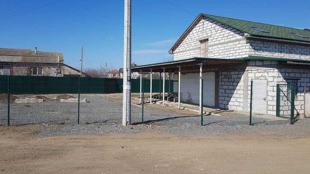 Будівля на фасаді дороги під комерційну діяльність: магазин, СТО, тощо