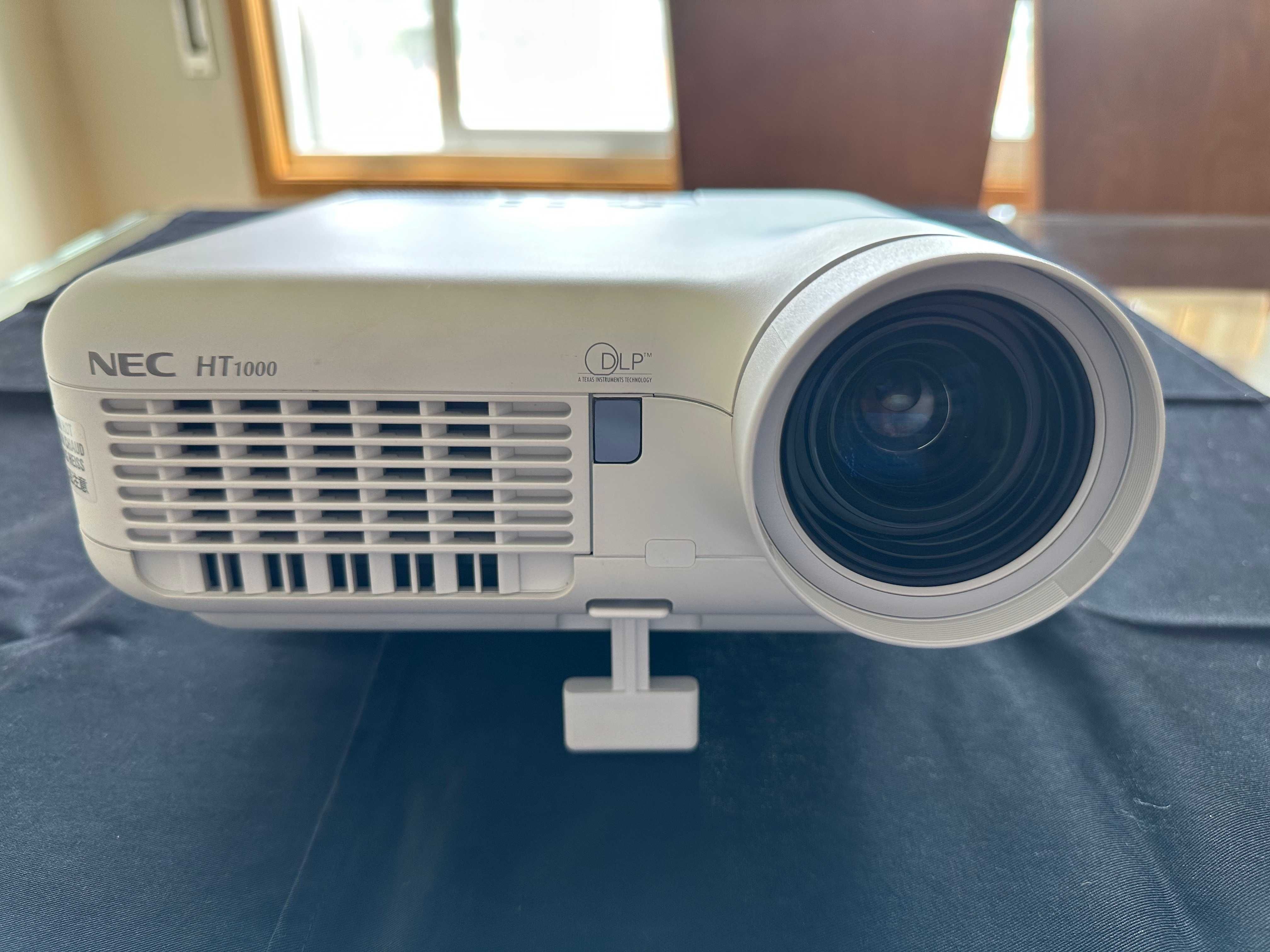 Projector NEC HT1000