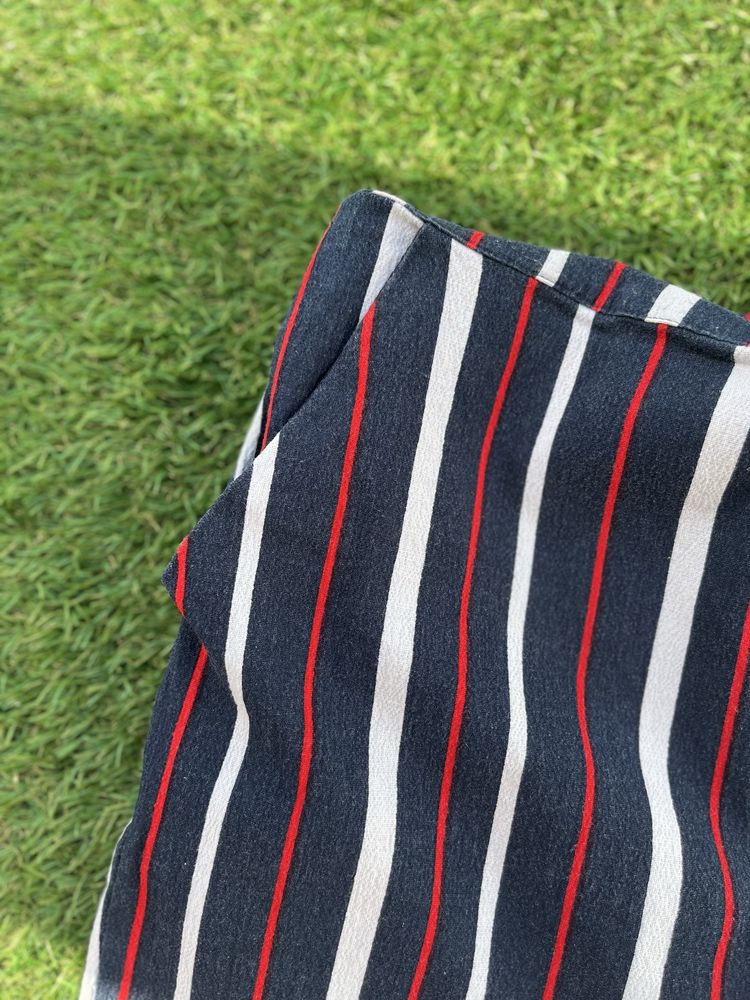 Calças riscas tamanho S com bolsos e elástico na cinta