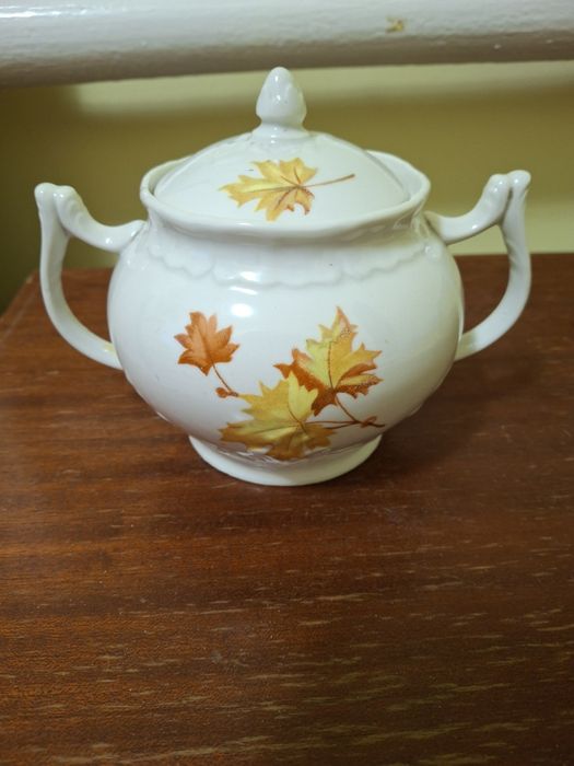 Две фарфоровые чашки с сахарницей