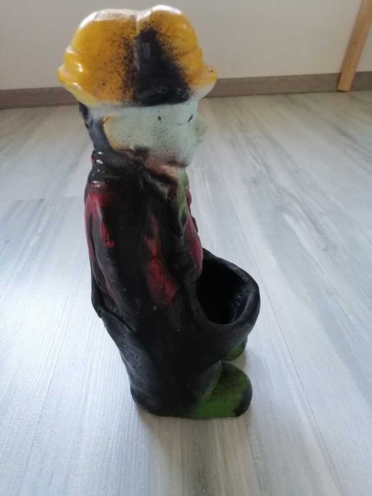 Doniczka na kaktus / sukulent ludzik w ogrodniczkach.