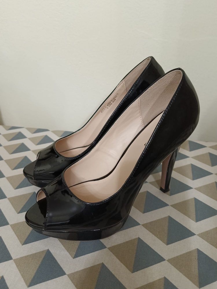 Czarne lakierowane czółenka 37 wysoki obcas klasyczne toe buty