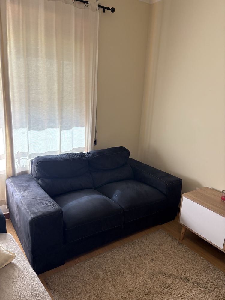 Sofá azul escuro muito confortavel